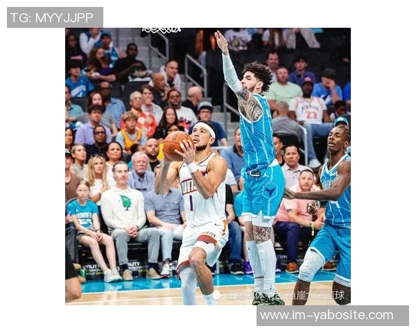 布克下半场狂砍23分揭秘：脱掉紧身防护短裤后活动自如